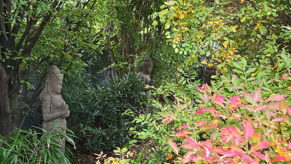Stehende Stein Dewi Sri im Garten