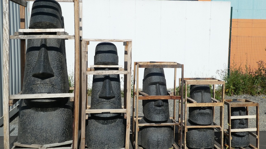 Moais aus Stein in sämtlichen Größen