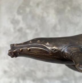 Wal aus Bronze für den Tisch