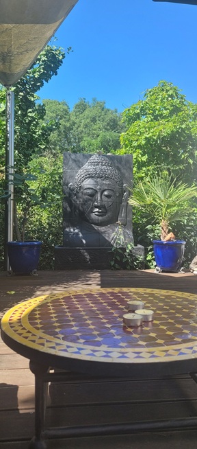 Buddha Reliefbrunnen auf der Terrasse